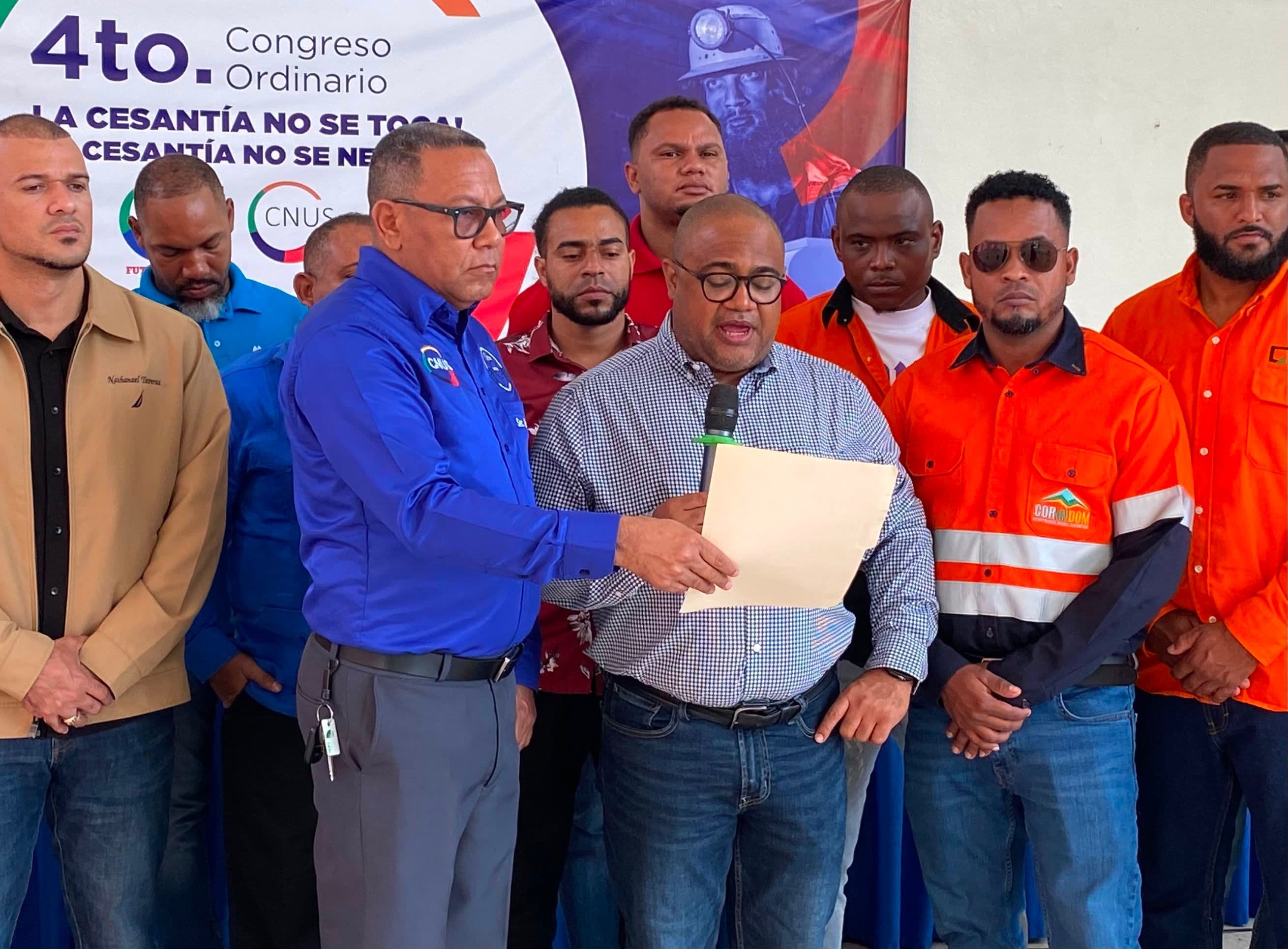 Trabajadores de la minería se quejan por costo y  cesantía